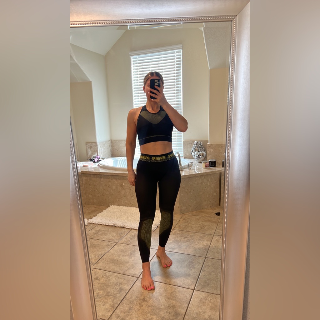 Gym Shark Top And Bottom Bottom Is In Small Size And The Top Is Medium Size.